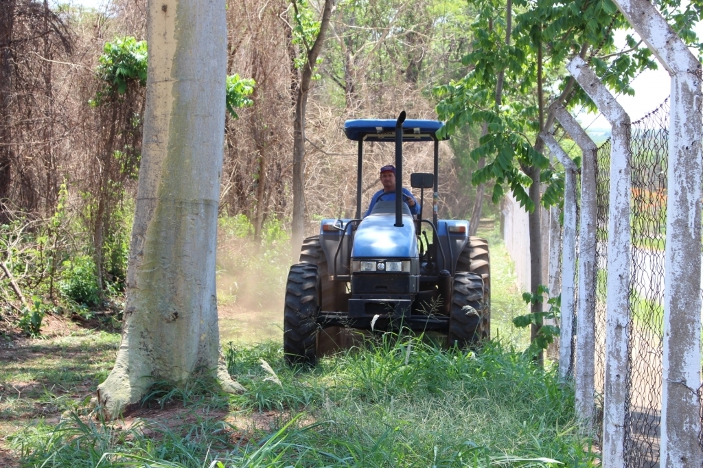 Tratores com roçadeiras também estão sendo utilizados na limpeza do local