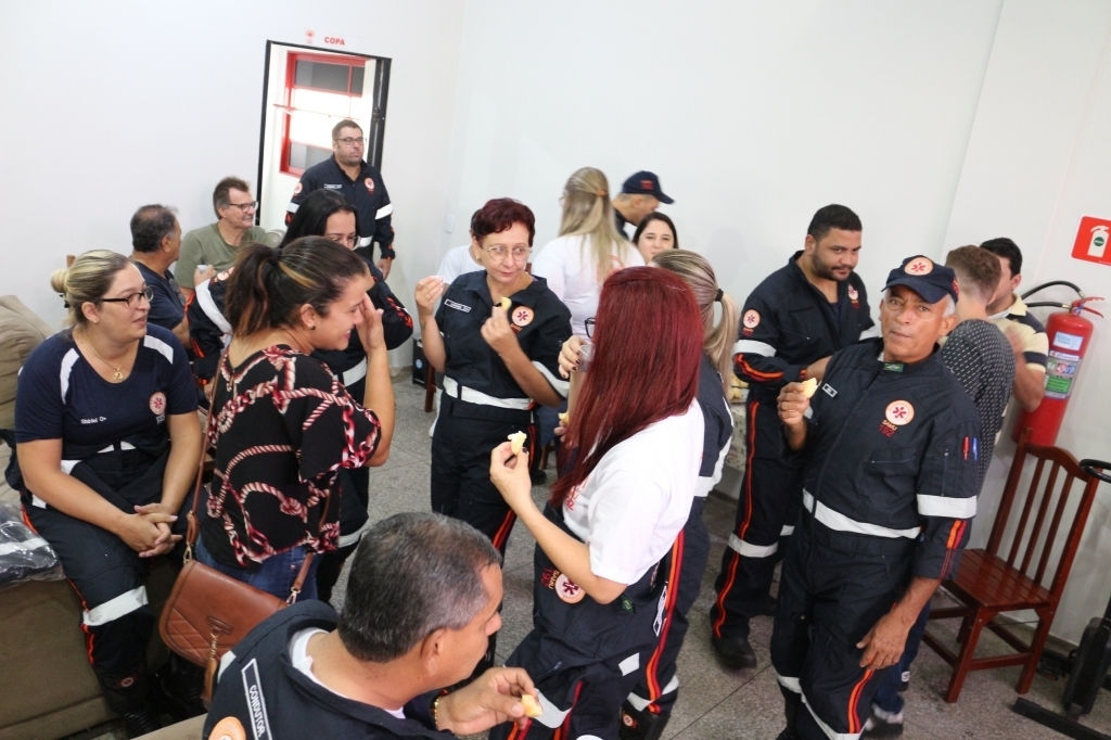Houve uma confraternização para comemorar a entrega dos novos uniformes, a nova pintura do prédio e o 13º aniversário de atuação do SAMU