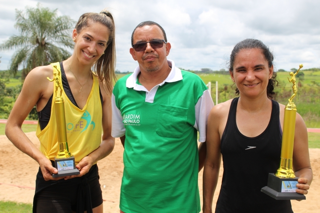 Dupla campeã, Beatriz e Ana Alice  receberam troféus das mãos do corretor Paulo Gonçalves