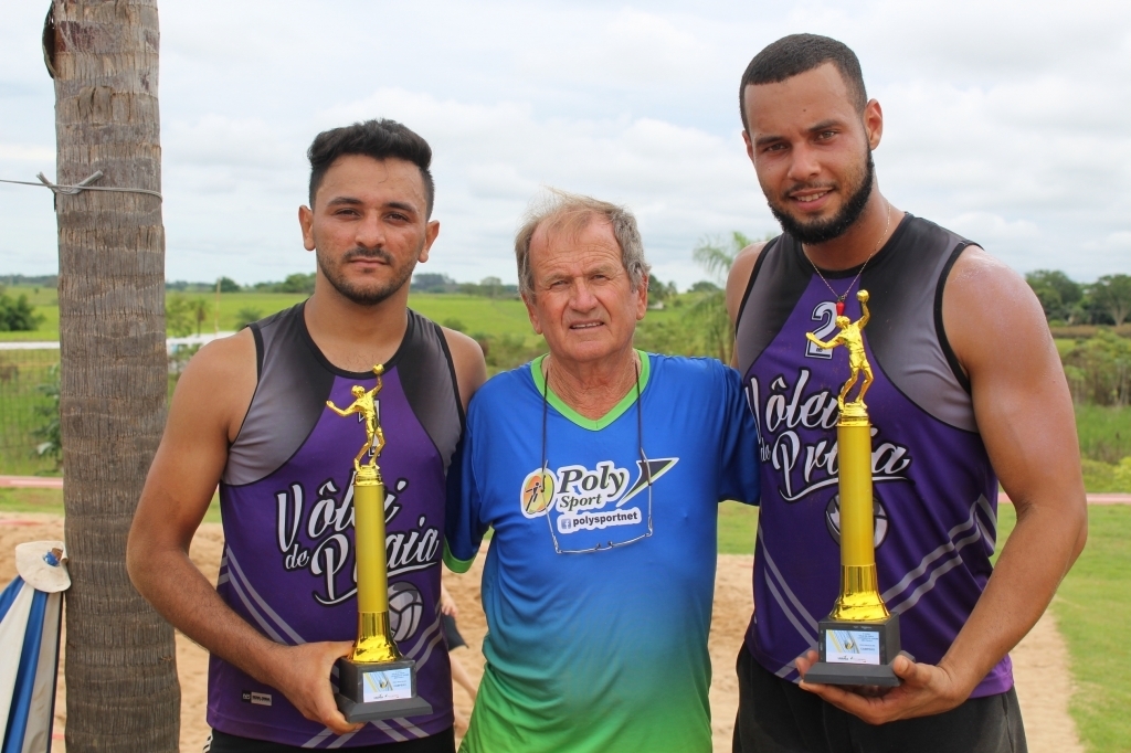 Dupla campeã de Rio Preto, Junior e Valdinar, recebeu troféu do chefe de gabinete da Secretaria de Esportes, Alzemiro (Toti)