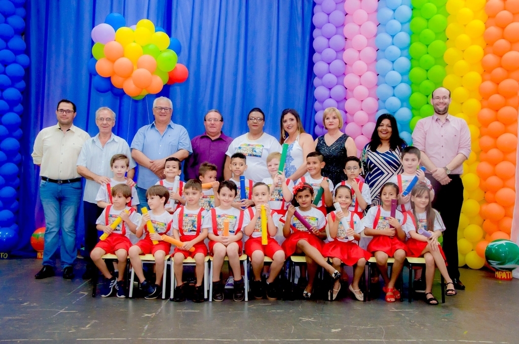 Formandos do Pré II - C, da EMEIF Pinguinho de Gente, da professora Maria Rosa também receberam seus diplomas