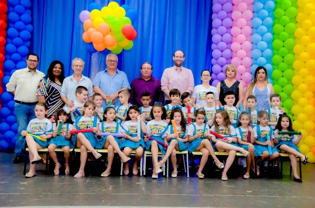 Alunos das escolas municipais de Urânia brilham em noite de formatura
