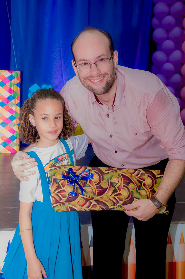 Prefeito Márcio Arjol recebeu presente das mãos da aluna Lorena Soares de Brito