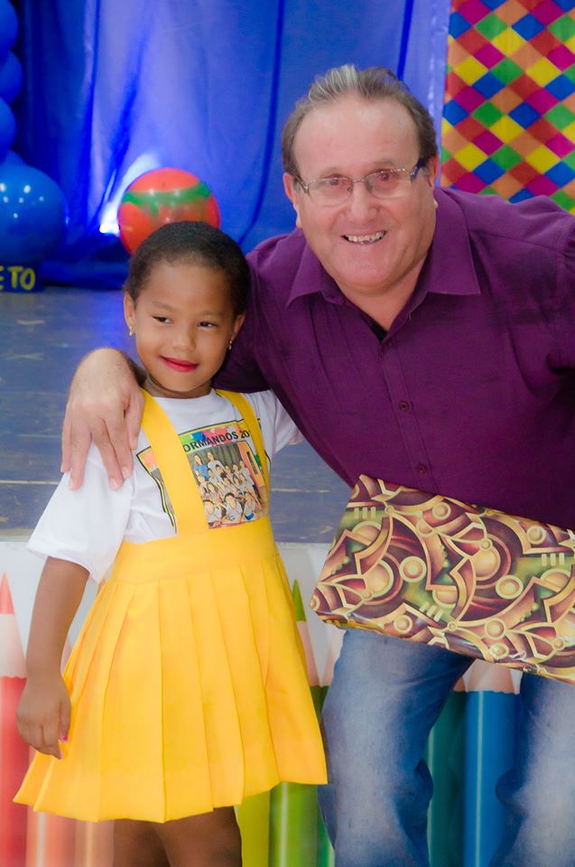 O vice-prefeito João Pega Lebre foi presenteado pela aluna Emily Sophia