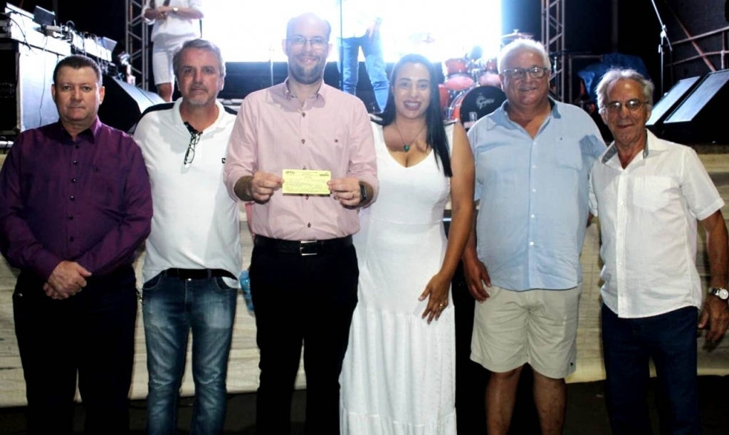 Autoridades municipais com o cupom sorteado da Promoção IPTU Premiado