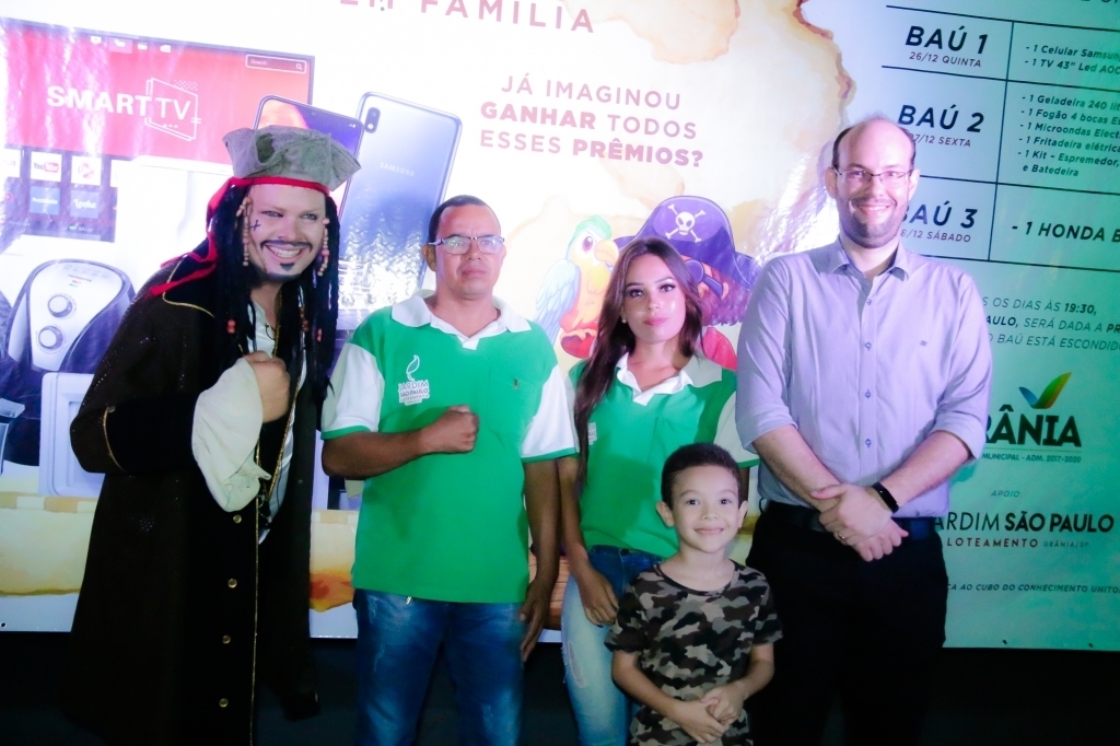 Prefeito Márcio Arjol, o Pirata e a equipe do Loteamento Jardim São Paulo durante o lançamento do Caça ao Tesouro