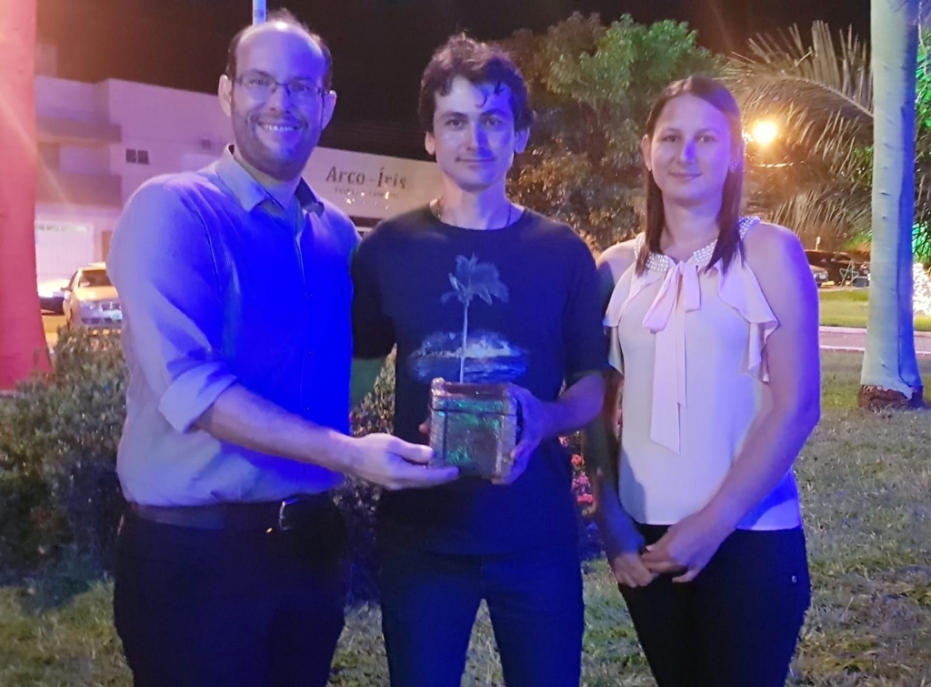 Prefeito Márcio Arjol, o ganhador do Esquenta do Caça ao Tesouro, Luciano Alves de Rezende e a esposa Sílvia com o baú encontrado