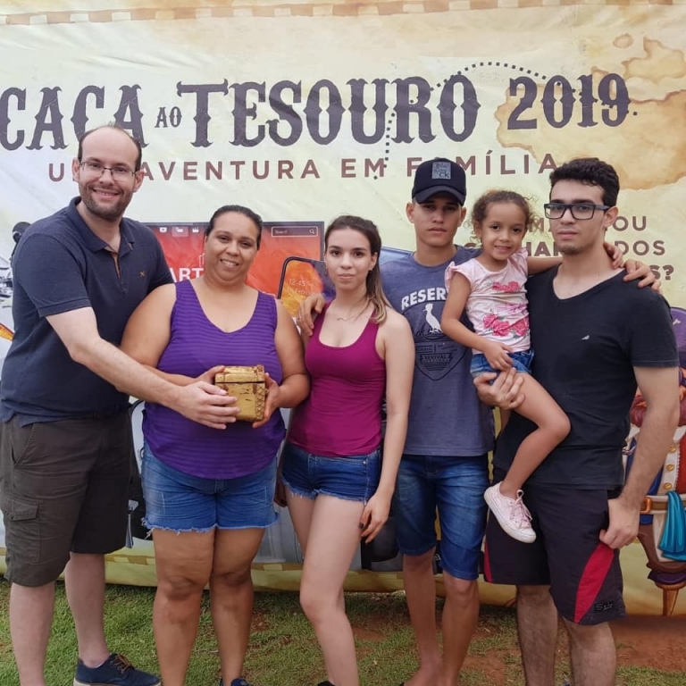 A ganhadora Rosiani de Oliveira encontrou o baú dourado e ganhou uma biz zero quilômetro