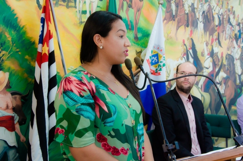 A presidente do CMDCA, Jaqueline Oliveira conduziu a cerimônia de juramento e assinatura do termo de posse