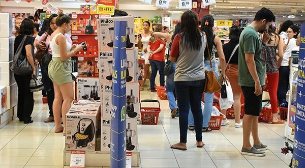 Consumidor espera saldões para comprar produtos com desconto