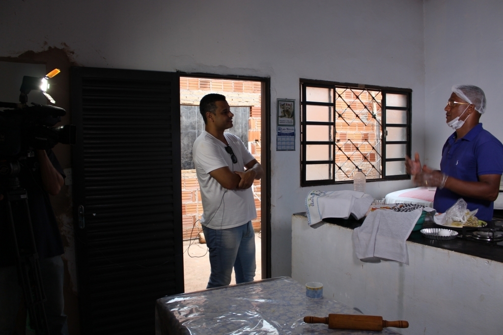 Jocelino Martins, que foi aluno em cursos do Fundo Social de Solidariedade, gravou para a TV Tem, afiliada da Rede Globo
