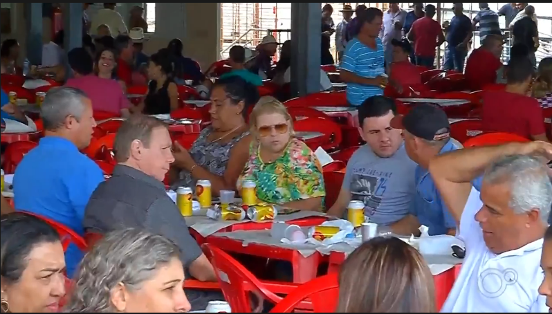 O almoço foi movimentado, seguido do tradicional leilão