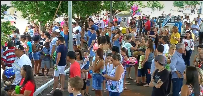 O público esperou ansiosamente pela chegada dos Santos Reis à Praça da Matriz