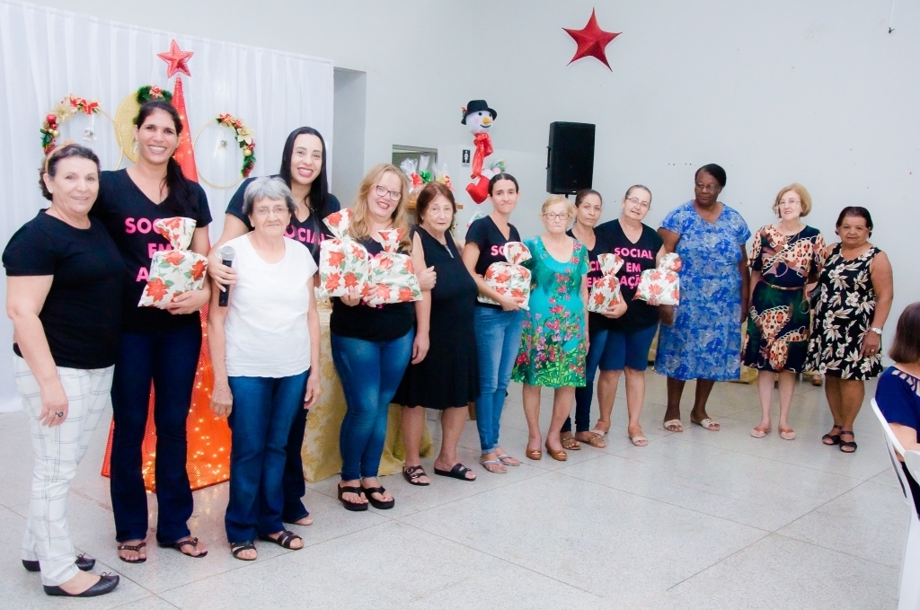 A primeira-dama Andréa e a equipe Social em Ação foram presenteadas pelas alunas da Oficina de Bordado