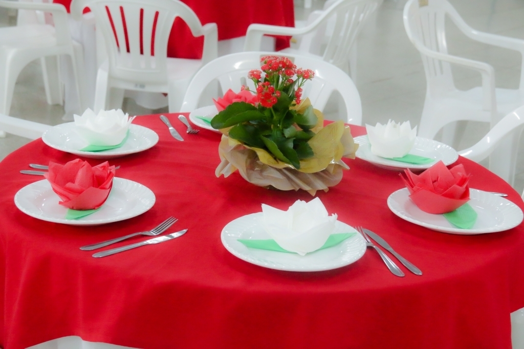 Até as mesas receberam decoração típica natalina