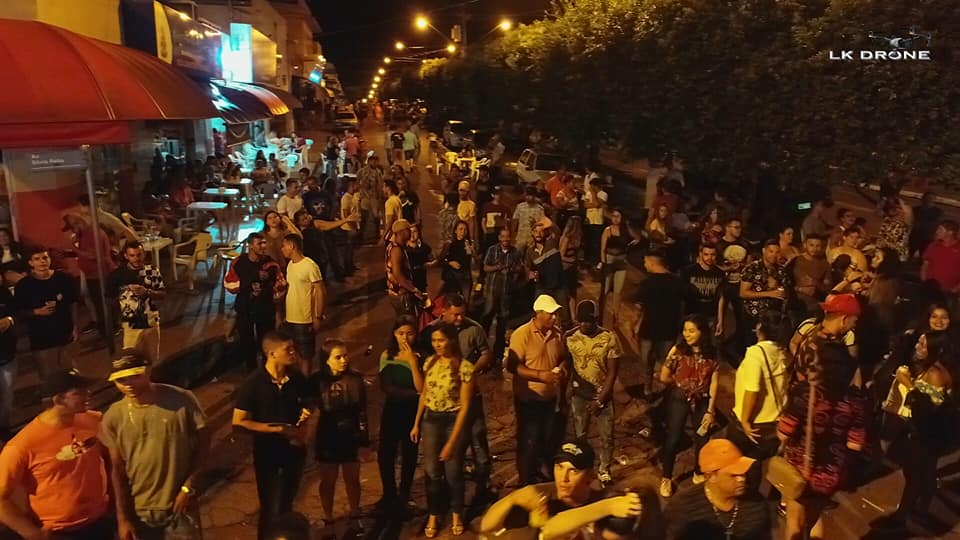 A Avenida Francisco Schmidit ficou abarrotada de pessoas, que vieram prestigiar o evento