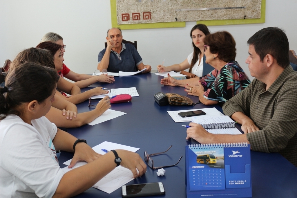 Geraldo Niza da Silva e Aline Angelin se reuniram com a secretária municipal de Educação, Lourdes Rezende e servidoras da pasta na manhã da quinta-feira