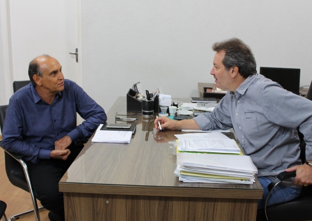 Flá e o dirigente regional de ensino, Geraldo Niza da Silva conversaram sobre importantes parcerias para o setor da Educação