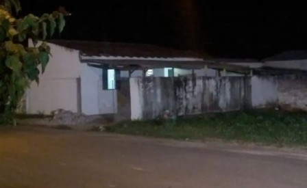Casa com muro danificado, o que pode justificar o dano na caminhonete da vítima