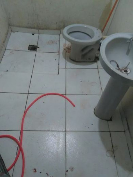 O banheiro onde o corpo foi encontrado