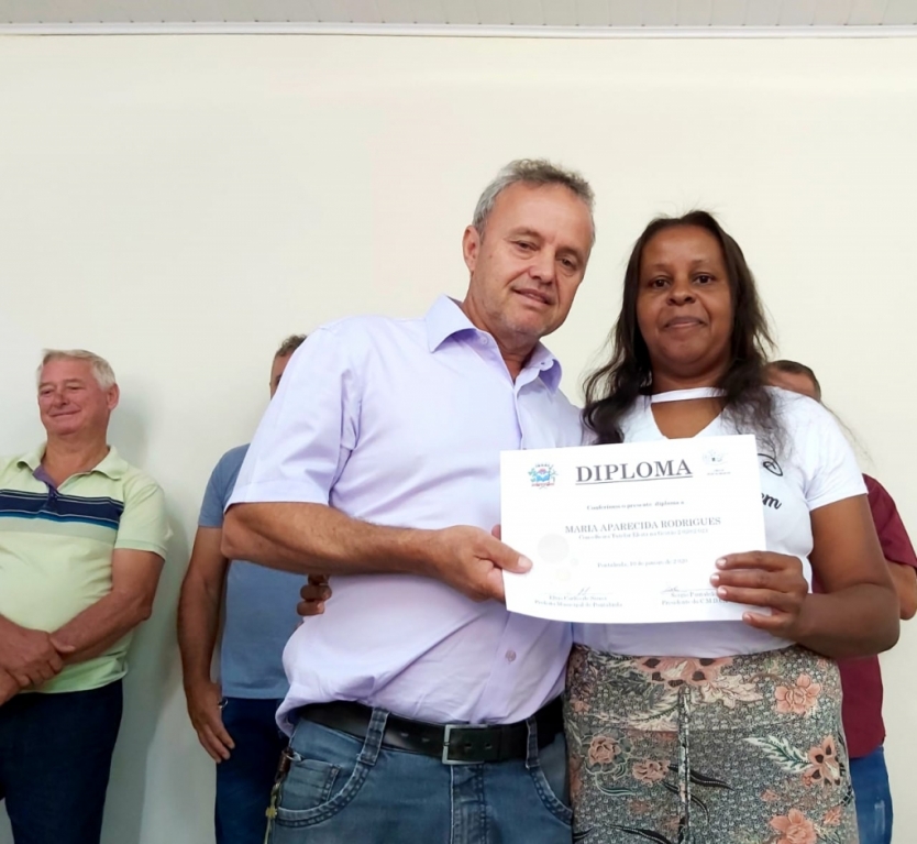 O prefeito Elvis na entrega do Diploma para a conselheira Maria Aparecida