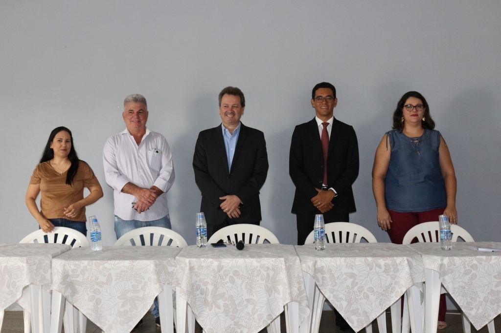 O prefeito Flá ladeado pelo promotor de justiça Cleiton Luiz da Silva, o vice-presidente da Câmara Municipal, João Zanetoni, a presidente do CMDCA, Meire Kelly de Souza dos Santos e a chefe de gabinete da Secretaria Municipal de Assistência Social, Luana