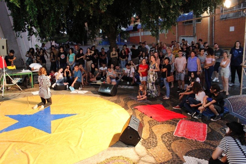 Mesmo com chuva, os amantes do Sarau no Ponto permaneceram até o final do evento