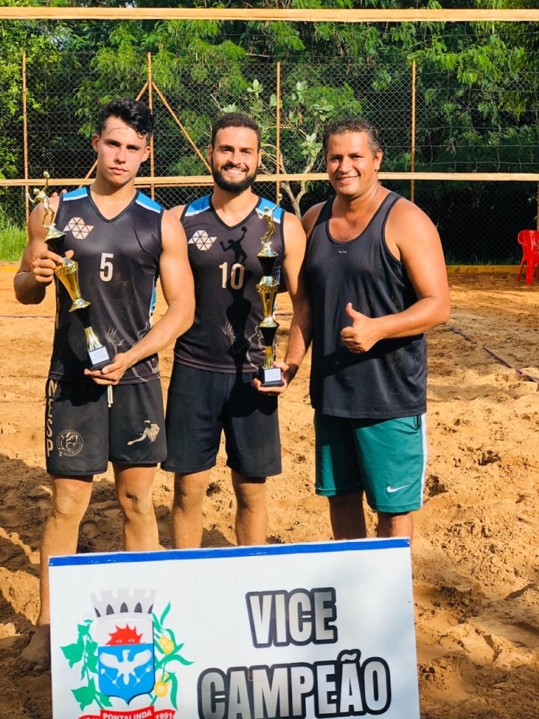 Os vice-campeões, Rodrigo e Mateus  junto ao técnico Joaber