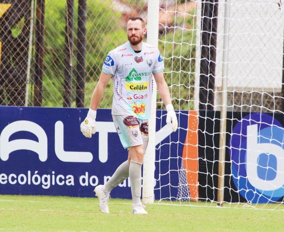 “A gente martela e não sai o gol”, diz Edson Kolln, goleiro do CAV