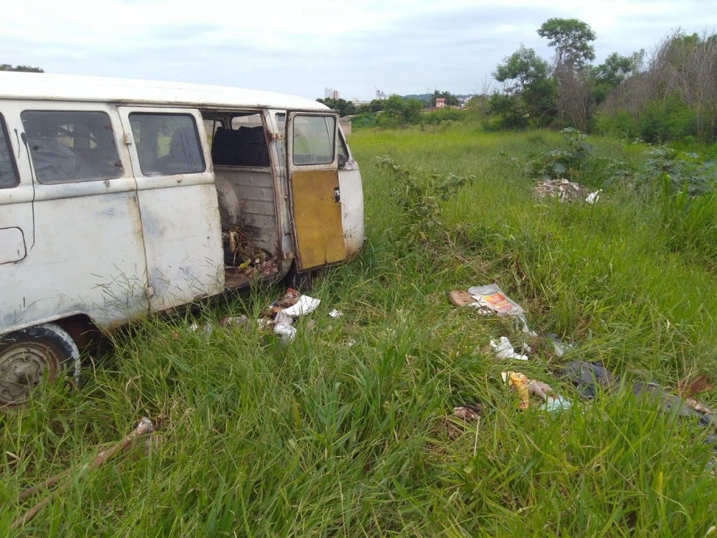 Durante patrulhamento, os policiais da Atividade Delegada fizeram autuação de crime ambiental de um veículo abandonado com resíduos em seu interior