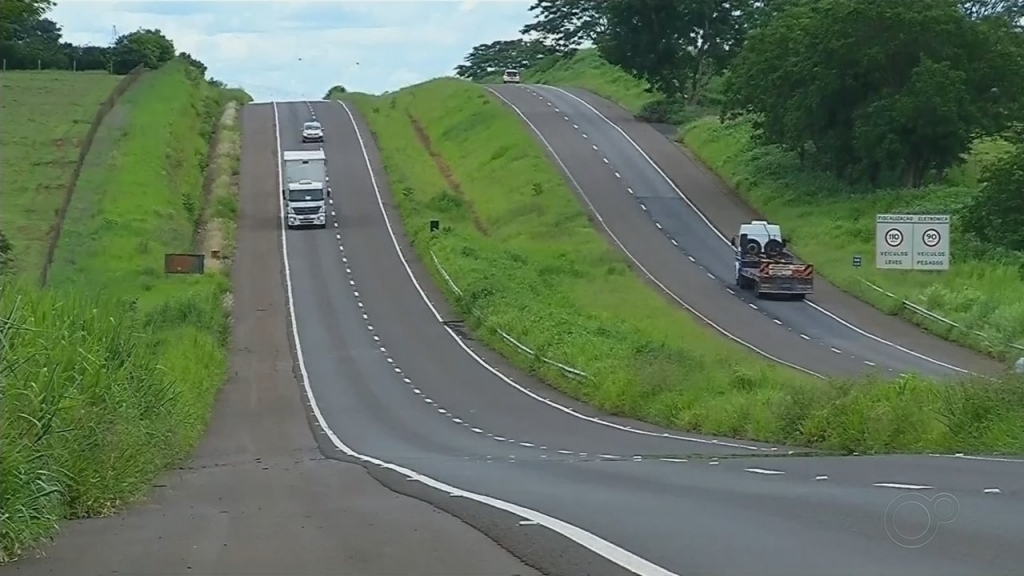 Bombeiro fica ferido após ter moto atingida em rodovia