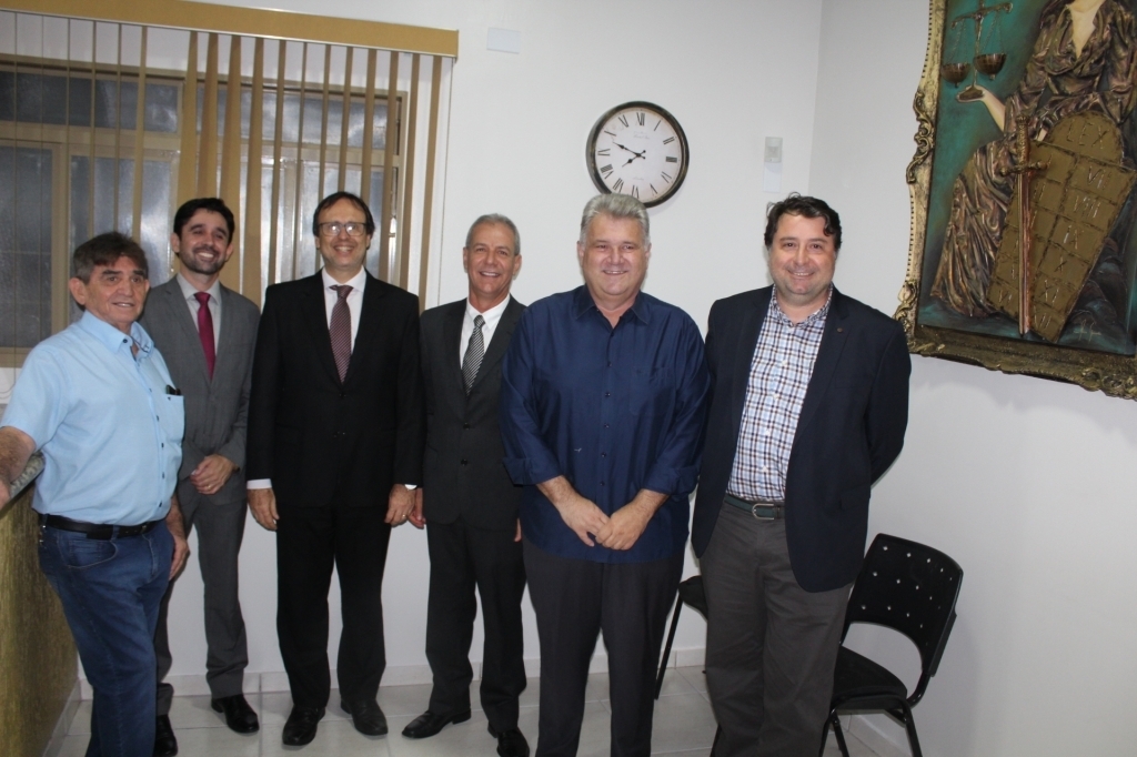 O mantenedor Oswaldo Soler Junior com o palestrante Paulo Younes, o presidente da OAB de Jales Marlon do Livramento e professores de Direito da Unijales