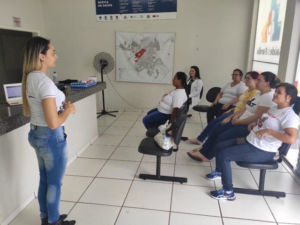 A educadora física Juliana Toledo em umas das atividades na ESF Zilda Arns Neumann explicou mais sobre as práticas do yoga
