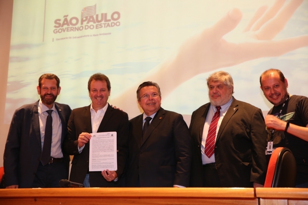 Participaram da assinatura o Secretário de Infraestrutura e Meio Ambiente, Marcos Penido o deputado Carlão Pignatari, o prefeito Flá e o Secretário Executivo, Luiz Ricardo Santoro