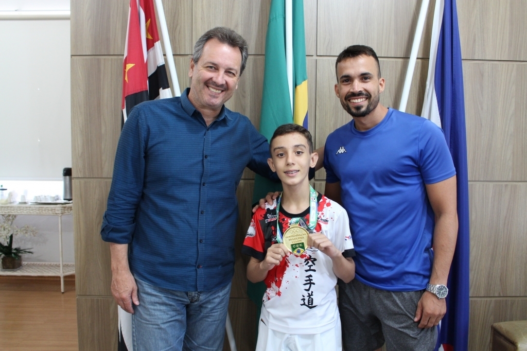 Karateca de Jales que vai representar a Seleção Brasileira no Sulamericano é parabenizado pelo prefeito