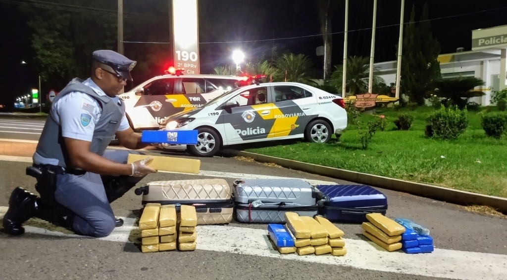 Mulher é presa por tráfico de drogas e corrupção de menores