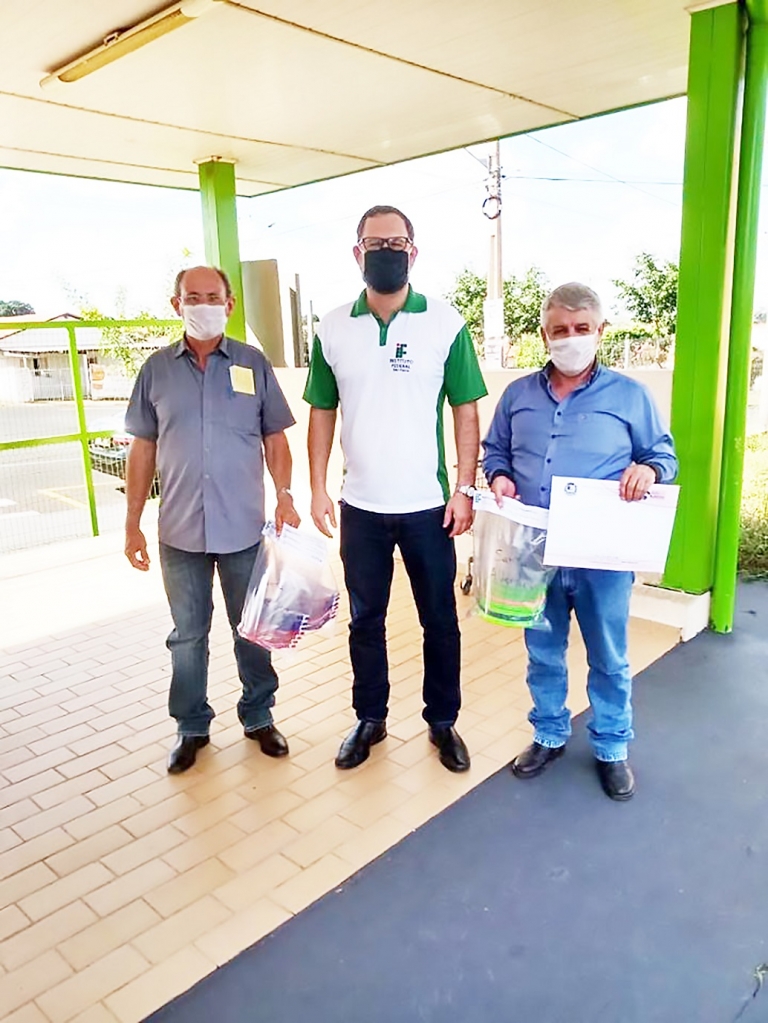 Instituto doa protetores faciais para profissionais de saúde de Santa Albertina