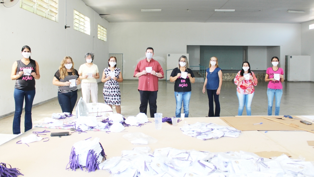 Paróquia São Benedito de Urânia, em parceria com a Prefeitura Municipal, confecciona máscaras para a comunidade
