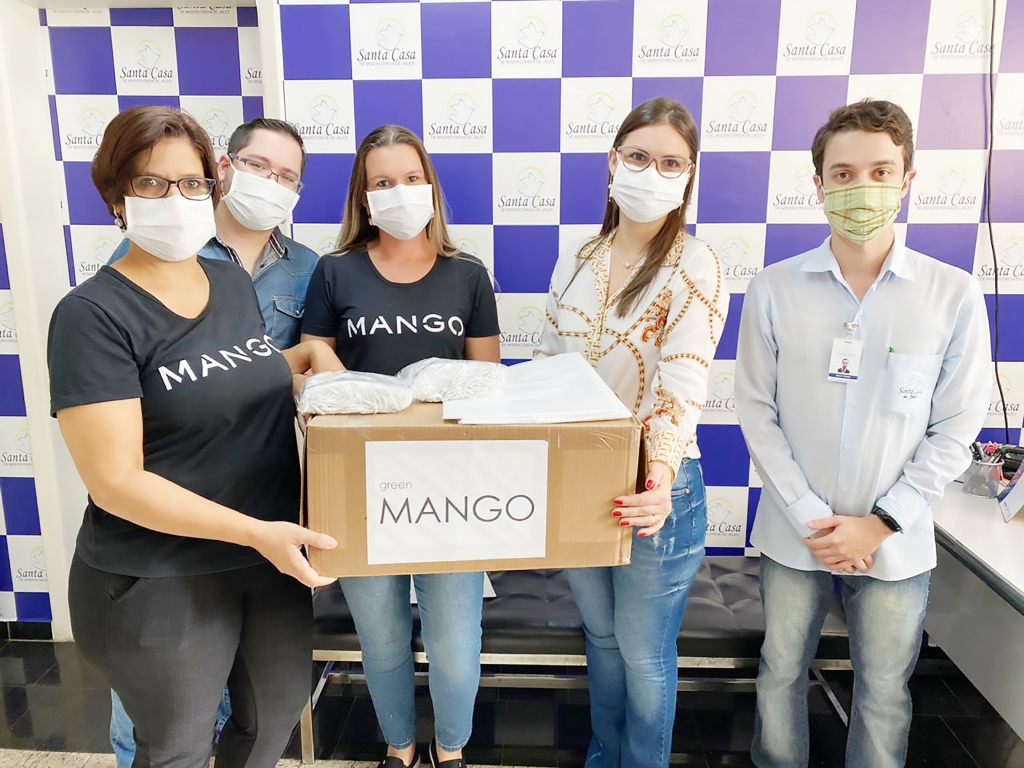 Lojas Green Mango doa aventais e máscaras cirúrgicas para entidade