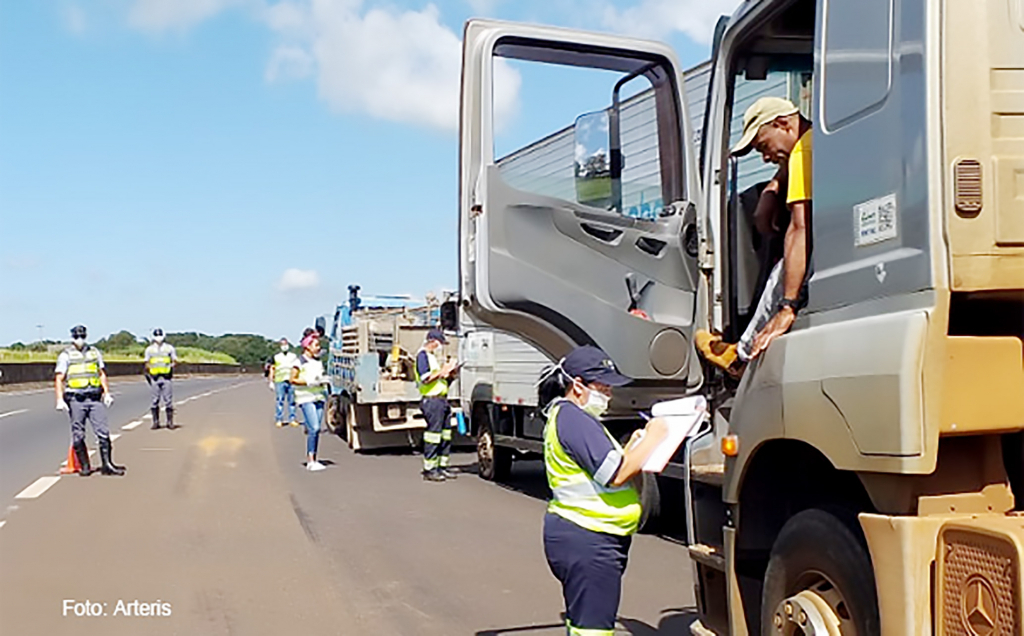 Ação coordenada pelo Governo de São Paulo entrega 377 mil kits de alimentação e higiene para caminhoneiros