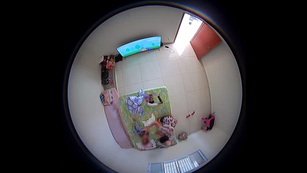 Câmera em quarto de criança flagra babá agredindo menina de 3 anos na região