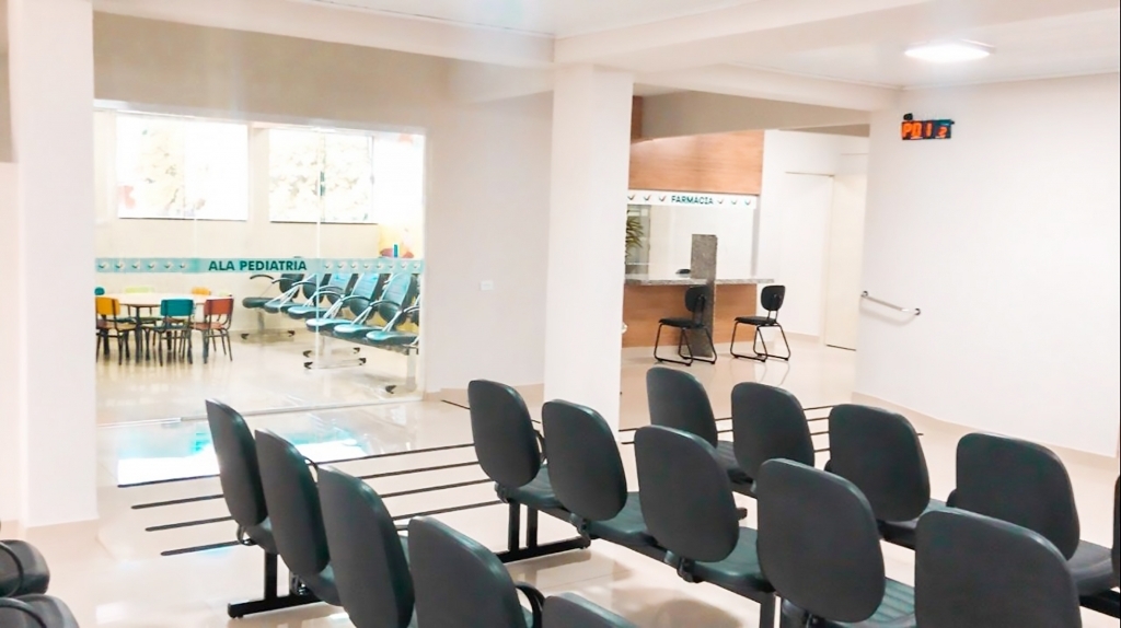 A sala de espera foi ampliada para oferecer mais conforto aos pacientes