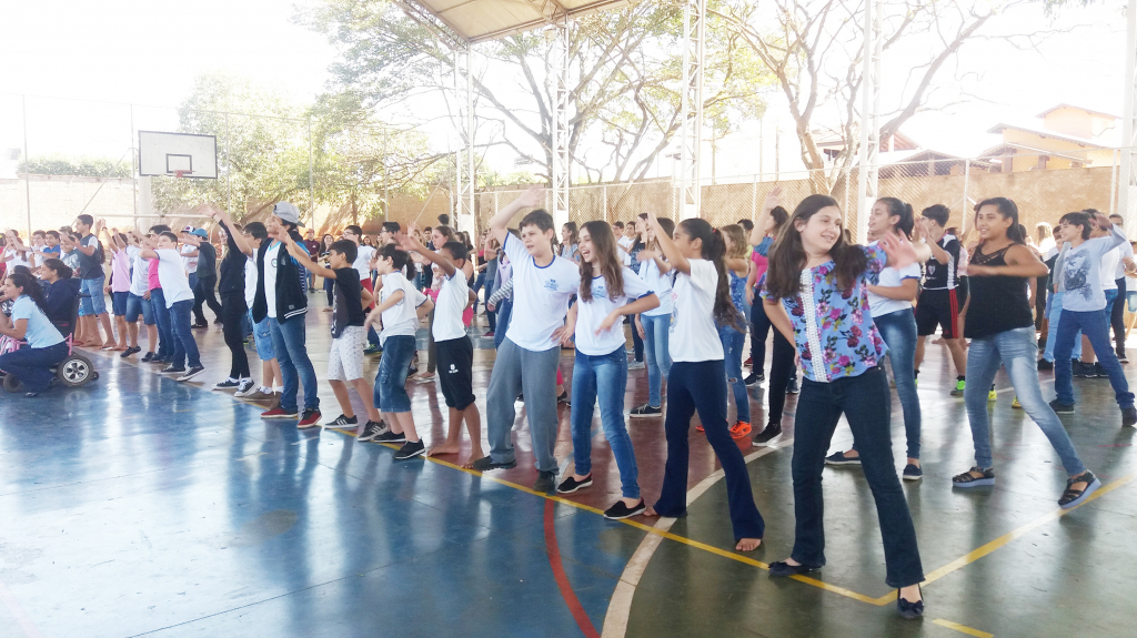 Alunos no aquecimento e alongamento durante uma atividade no período letivo