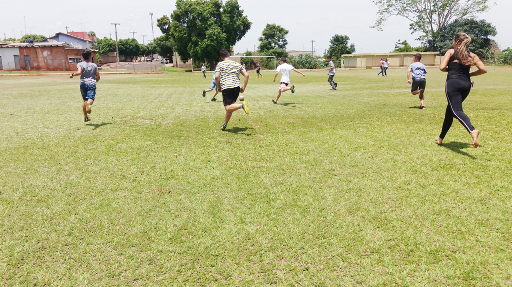 Como paixão nacional, os estudantes também praticam o futebol no campo da escola
