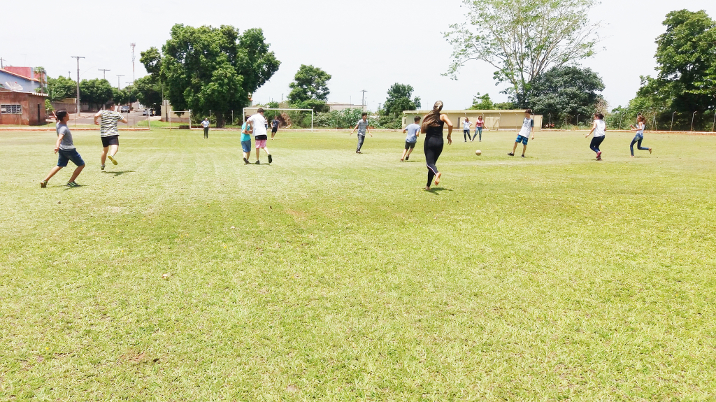Como paixão nacional, os estudantes também praticam o futebol no campo da escola