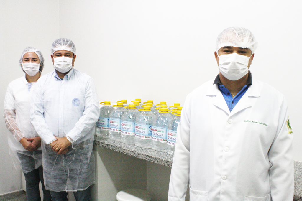 DA ESQUERDA PARA DIREITA - Daniele Dan (Farmacêutica), Reges Barreto (Auxiliar de Direção/Coordenador do Curso de Farmácia da FEF) e Jeferson Paiva