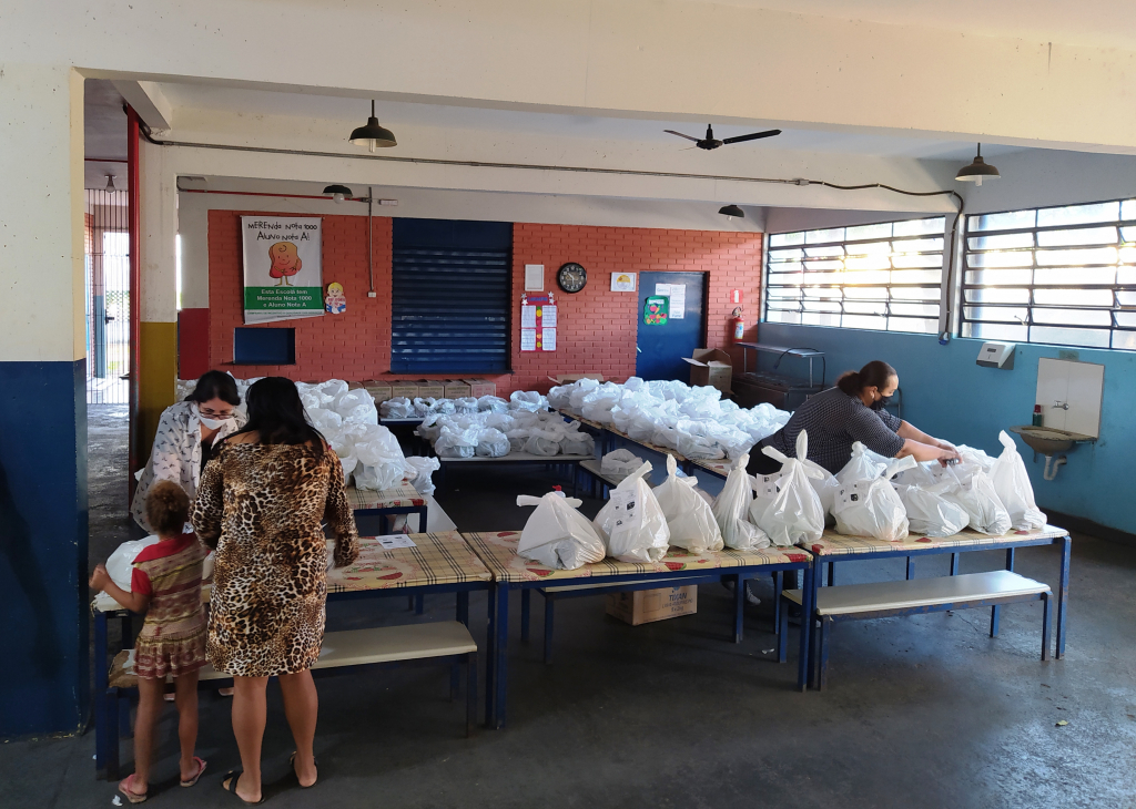 Pais ou responsáveis que realizaram o cadastro receberam a cesta de alimentos