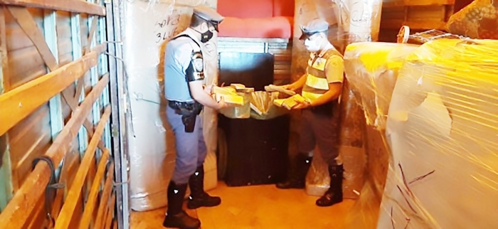 Polícia apreende 391 tabletes de maconha em caminhão que estava a caminho de Jales