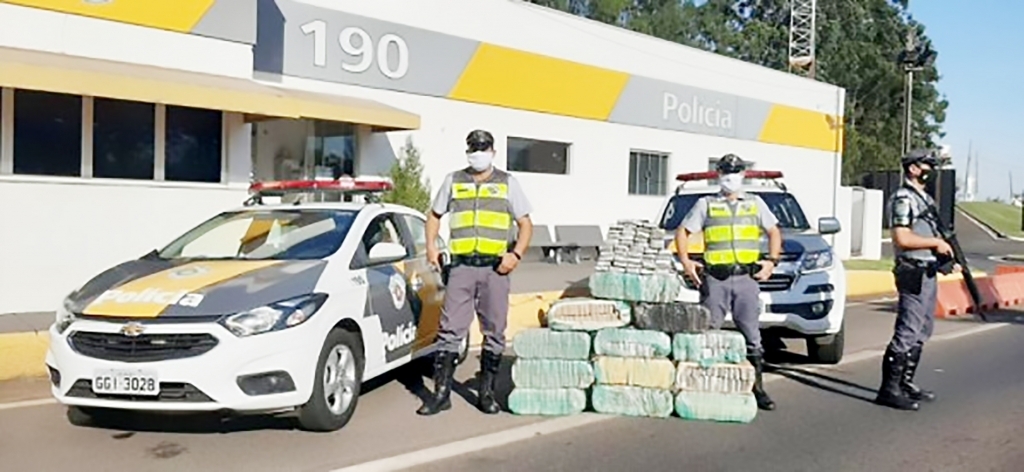 A droga retirada do veículo, na base da polícia rodoviária