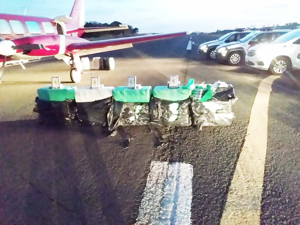 Tabletes de droga retirados do interior do avião
